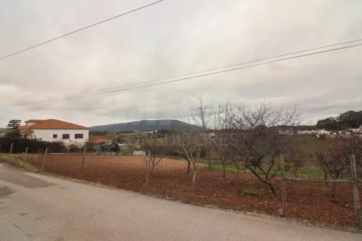 Moradia T2 para recuperar com Terreno em Pocariça, Alenquer