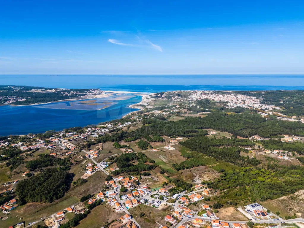 Lote Terreno com projeto aprovado para moradia T3 com Piscina