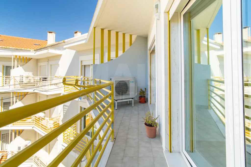 Apartamento T3 com parqueamento na Urbanização das Oliveirinhas em Samora Correia