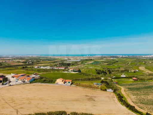 Imóvel com Vista Mar e Elevado Potencial Turístico a Minutos das Praias de Peniche
