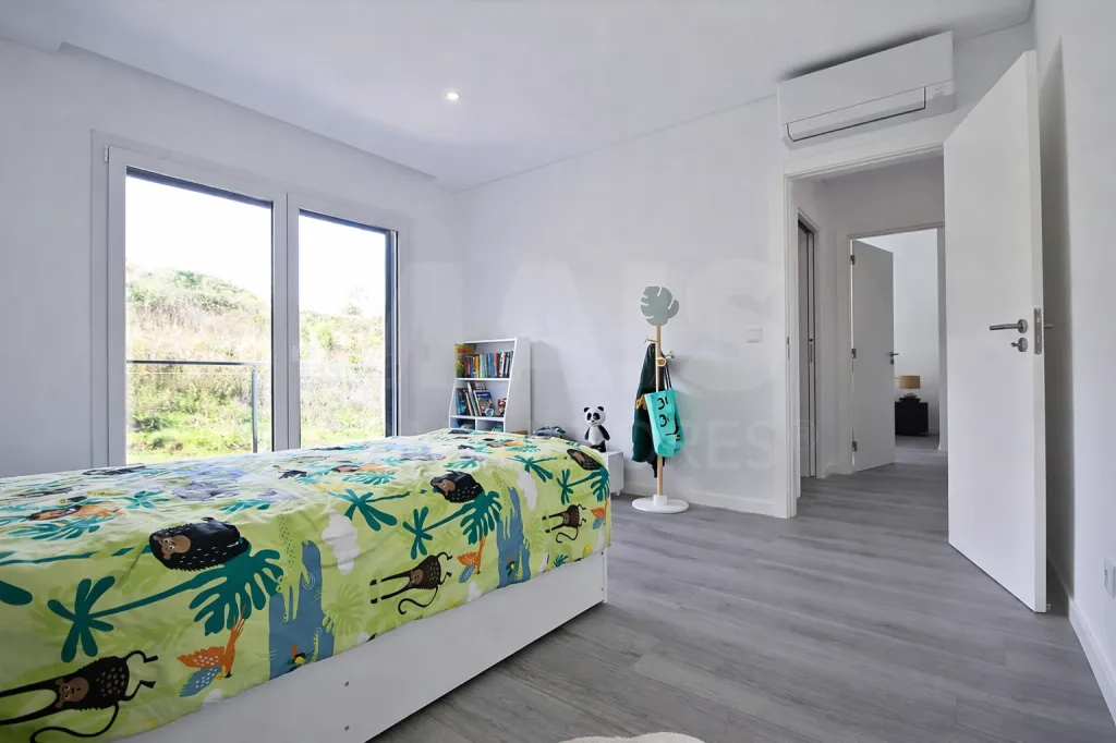 Moradia T4+1 com Quintal e Espaço para Piscina | Famões (Pontinha)