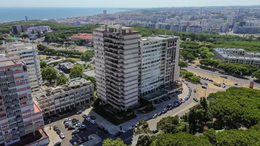 Oportunidade T4 Varandas, Estacionamento e Arrecadação no Restelo