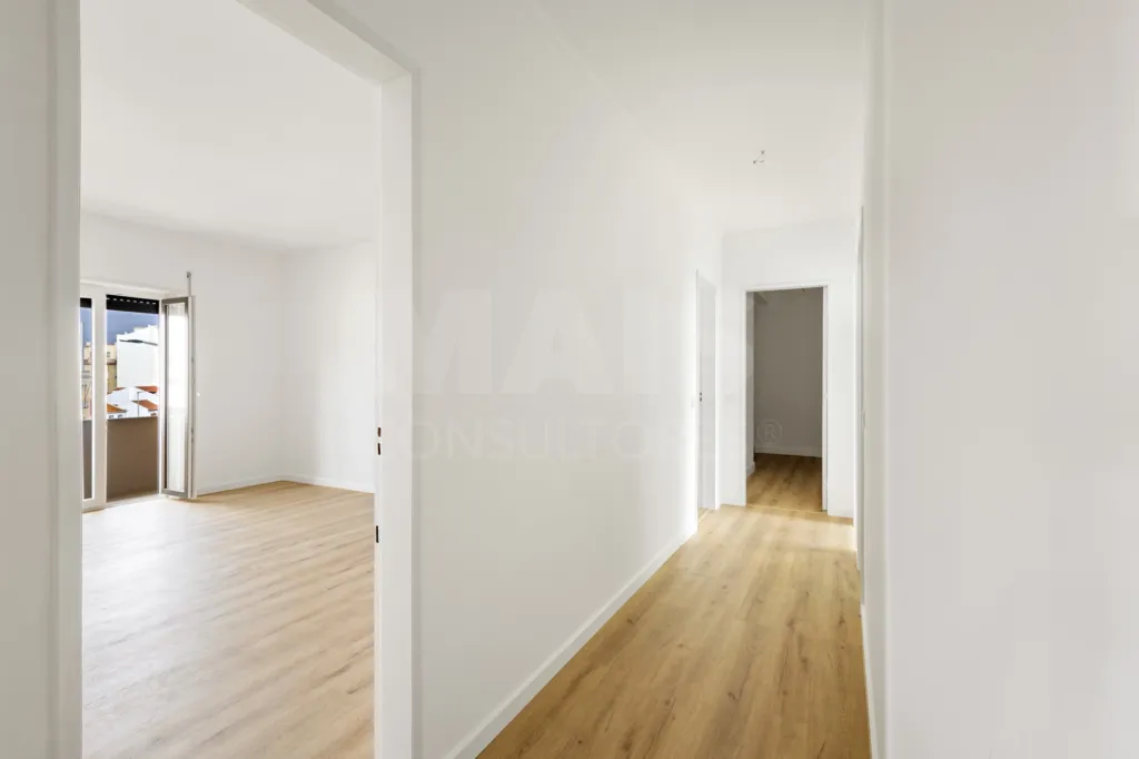 Apartamento T2 remodelado com 2 wc e varanda