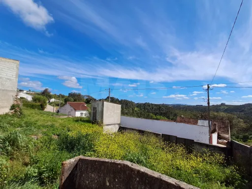 Moradia para remodelar em lote de terreno c/ 520m2