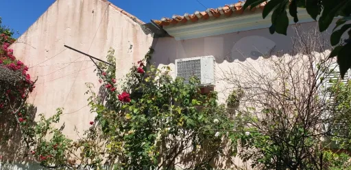 Moradia V 4 + Armazém + Casa Térrea de 45m2 em CASAIS ROMEIROS Santarém