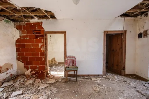 Moradia Térrea para Reabilitar com Terreno, Vista Mar e Vista Sítio da Nazaré – Bárrio, Alcobaça