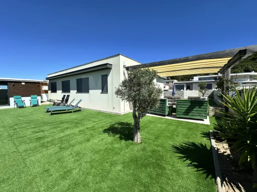 3-bedr. house on plot with pool, garden and garage