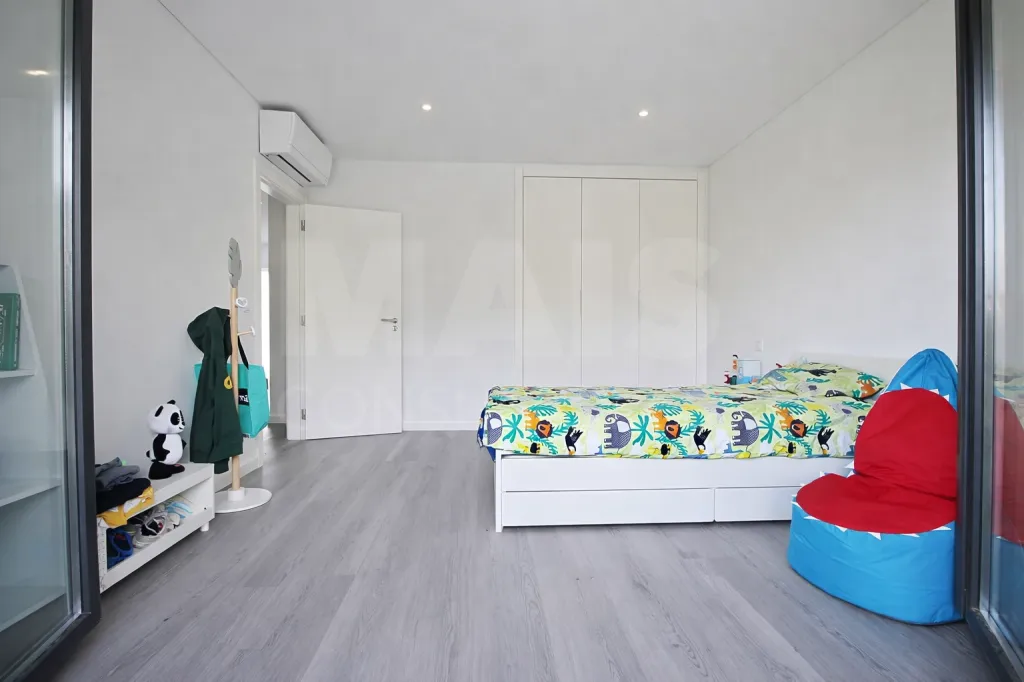 Moradia T4+1 com Quintal e Espaço para Piscina | Famões (Pontinha)