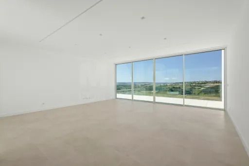 4-bedr. house on 2-hectare plot in Carvalhal