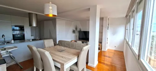 Apartamento T3 remodelado na Rua Adriano Correia de Oliveira