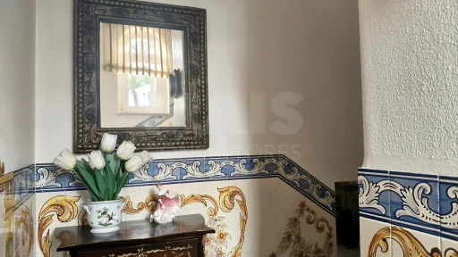 Moradia T5 de Prestígio com Vista Mar, Terreno de 2.075 m² e Detalhes Artísticos Exclusivos