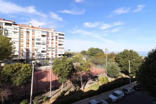 Apartamento T3  num 2°andar com arrecadação,  varanda, vista rio, na Bobadela