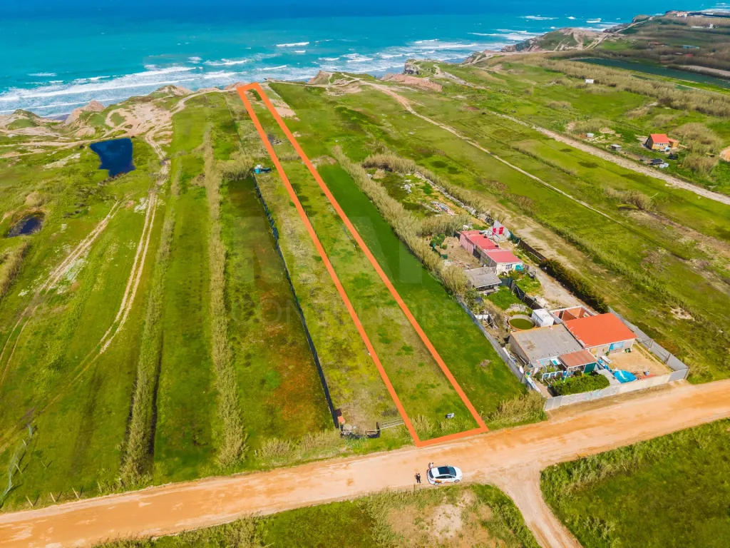 Terreno rústico com 2.760 m², localizado em zona privilegiada à beira-mar no Baleal.