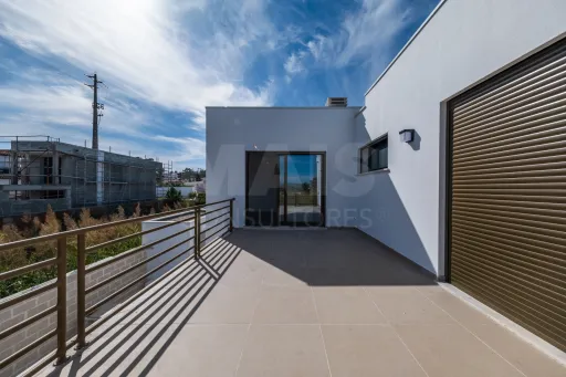Moradia T3 (3 Suítes) com piscina e jardim - Salir do Porto