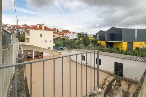 Two plots of urban land in Famões