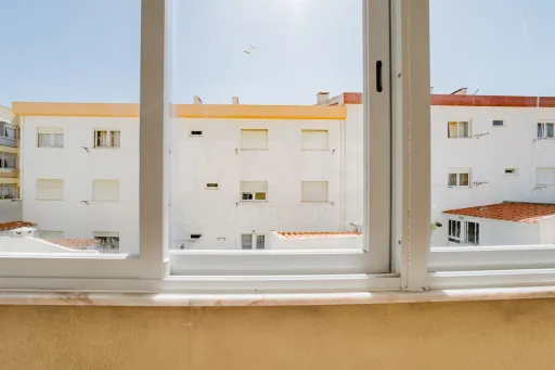 Apartamento T3 com garagem e varanda.