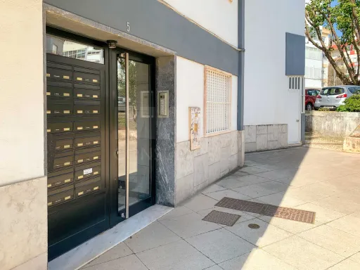 Apartamento T3 Remodelado no Centro de Oeiras | Elevador | 105 m² | Excelente Oportunidade