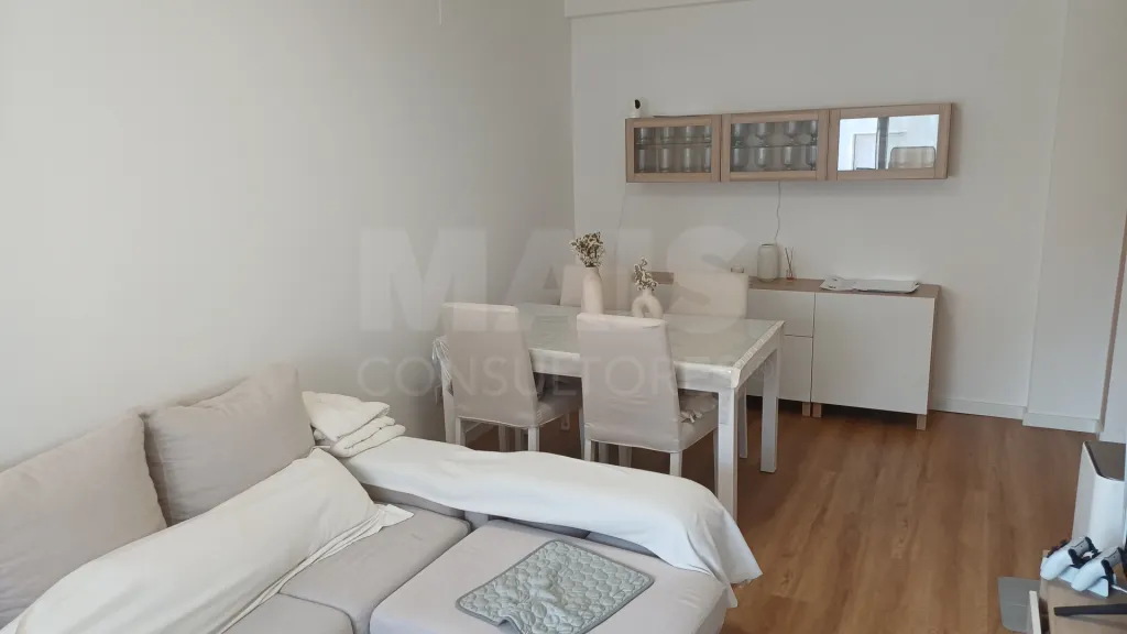 Apartamento T2 Remodelado no Centro do Cadaval