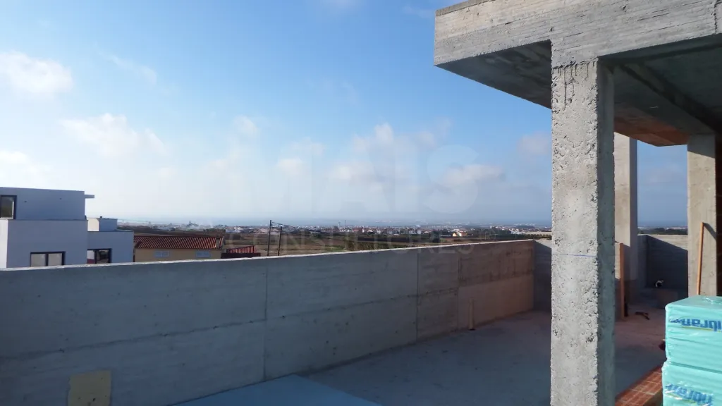 Moradia T3+1 junto praias | Garagem + logradouro privado | Terraço panorâmico sobre o mar