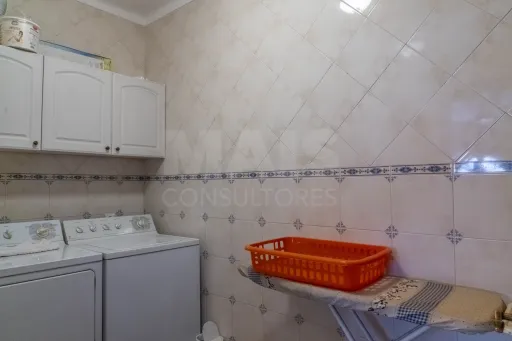 4-bedr. house, center of Cadaval, with garage