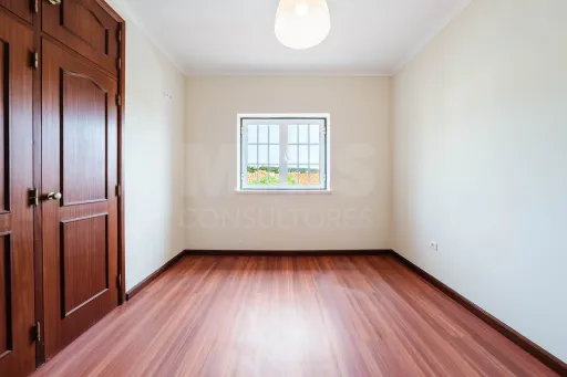 Moradia T4 em Olho Marinho | 260m² | Lote 734m²
