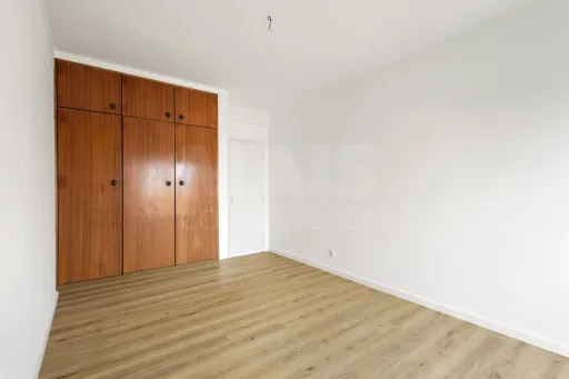 Apartamento T2 remodelado com 2 wc e varanda