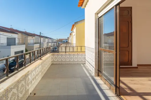 Oportunidade no Porto Alto, moradia T4+1 com 204m2 e logradouro.