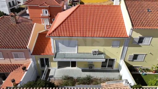 Moradia Geminada T4 + 1 em Famões