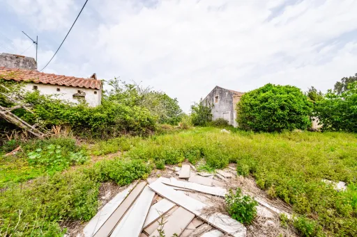 Moradia p/a restaurar c/ 225m2 de área em terreno c/ 6.473m2