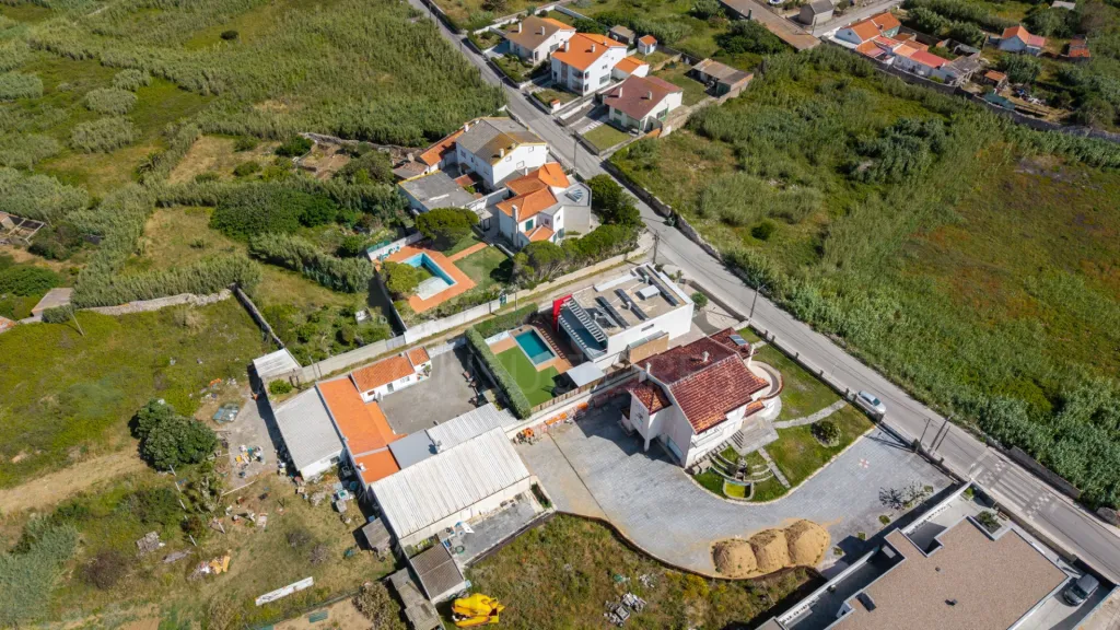 Deslumbrante Moradia T5 com Vista Mar, Piscina Privada e Excelente Exposição Solar