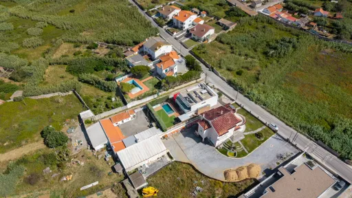 Deslumbrante Moradia T5 com Vista Mar, Piscina Privada e Excelente Exposição Solar