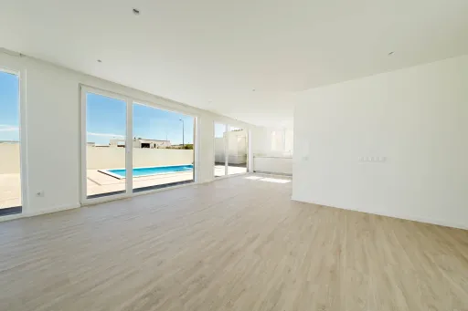 3 bedroom detached house with pool and garden !