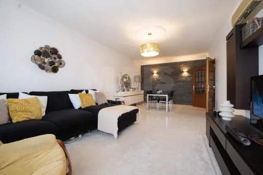 T3 no Carregado com excelentes areas com varanda e parqueamento