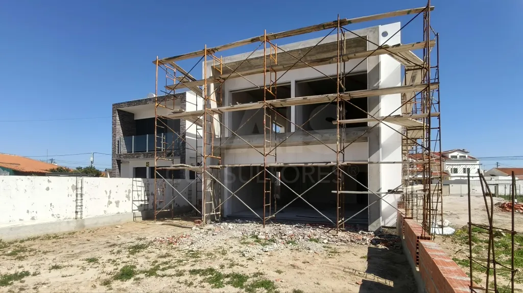 Moradia T4 c/ 1 Master Suite + 2 Suites, Jardim & Parqueamento !