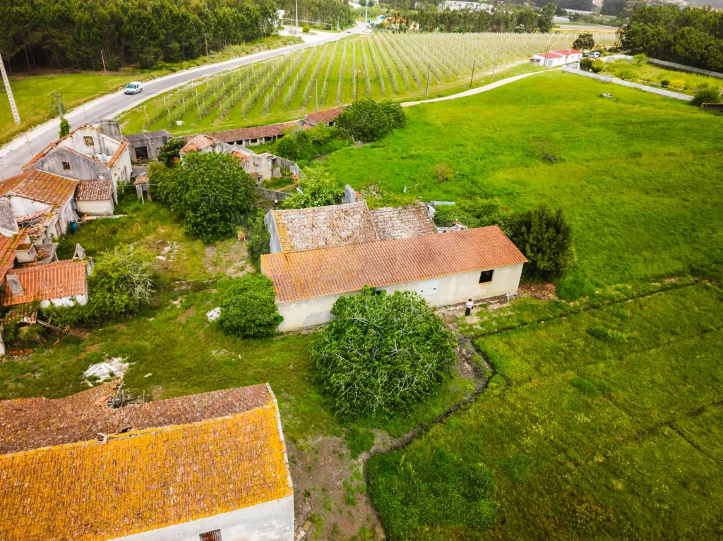 Moradia p/a restaurar c/ 225m2 de área em terreno c/ 6.473m2