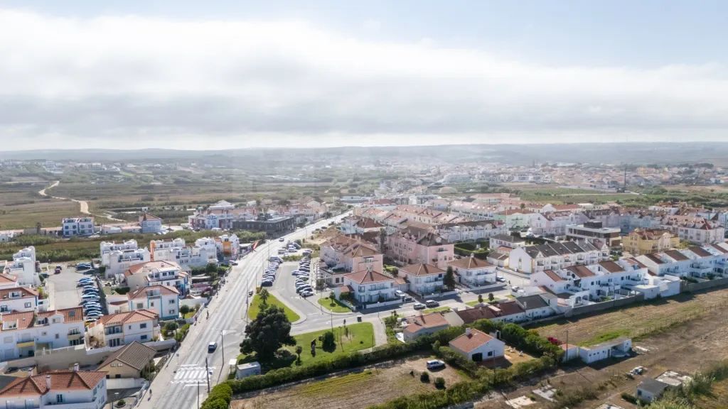 Dois espaços comerciais emblemáticos para trespasse no Baleal