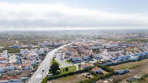 Dois espaços comerciais emblemáticos para trespasse no Baleal