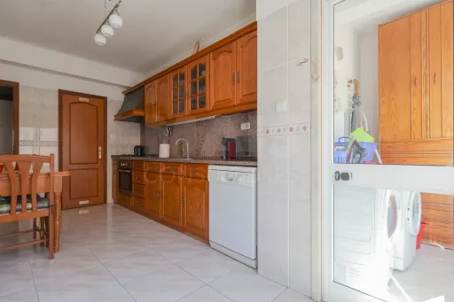 One-bedroom apartment with a fireplace, balcony, and storage room — Agualva-Cacém, Anta area