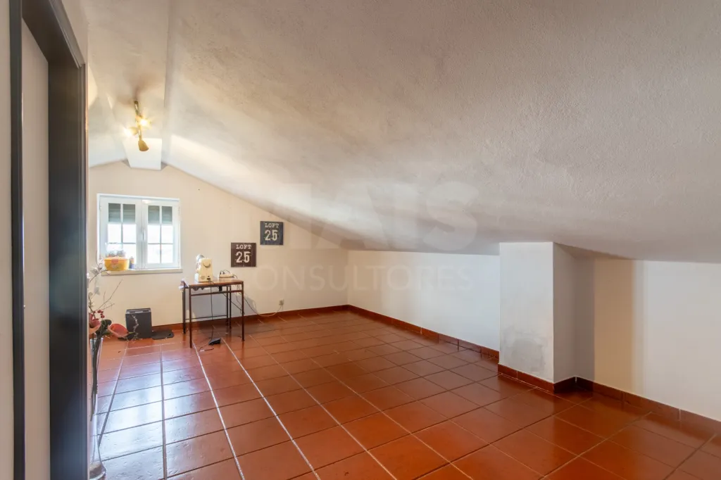 Moradia térrea T4 com anexo e 5.000 m2 de terreno em Geraldes