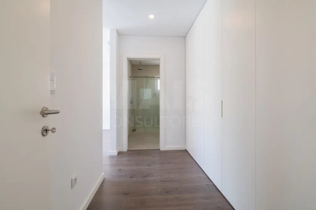 Moradia Geminada T4 + 1 com Piscina Famões