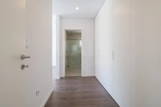 Moradia Geminada T4 + 1 com Piscina Famões