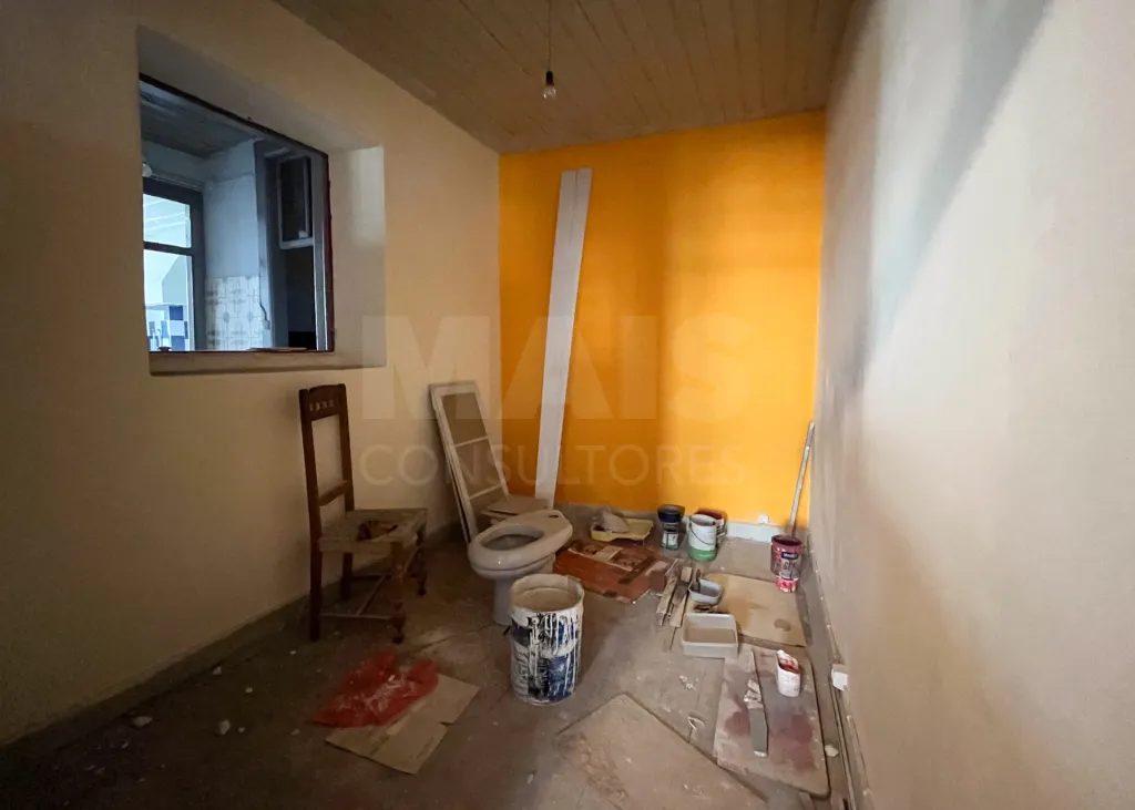 Prédio de uso Misto com 5 Pisos e 2 Frentes  na Baixa de Coimbra – 2 entrada independentes