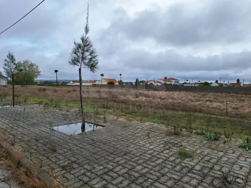 Terreno Urbano com 9606 m2 para construção de 14 moradias até 2 pisos com garagem e anexo.
