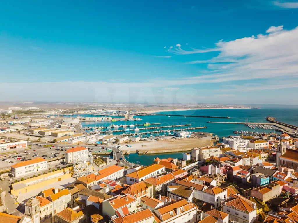 Moradia totalmente remodelada no coração de Peniche!