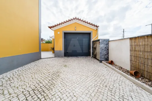Moradia exclusiva com piscina aquecida, suite, garagem e jardim deslumbrante