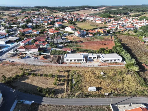 Moradia Contemporânea T4 com Suite Master, Piscina de Água Salgada, Garagem e Acabamentos Premium !