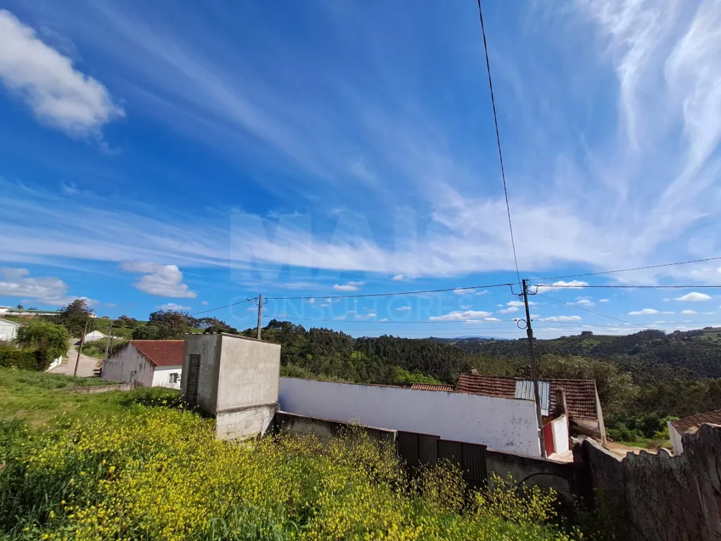 Moradia para remodelar em lote de terreno c/ 520m2