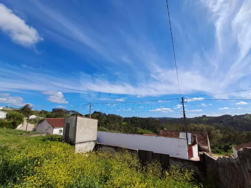 Moradia para remodelar em lote de terreno c/ 520m2
