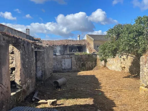 Moradia para recuperar inserida num terreno com 416m2