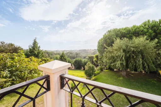 Propriedade única, a apenas 2 km de Alcobaça, com mais de 30.000 m² de terreno